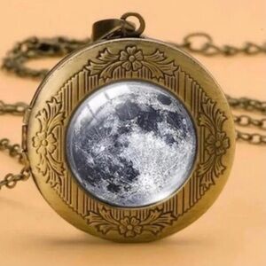 𝅺full‎ Moon Photo Locket Long Necklace. New